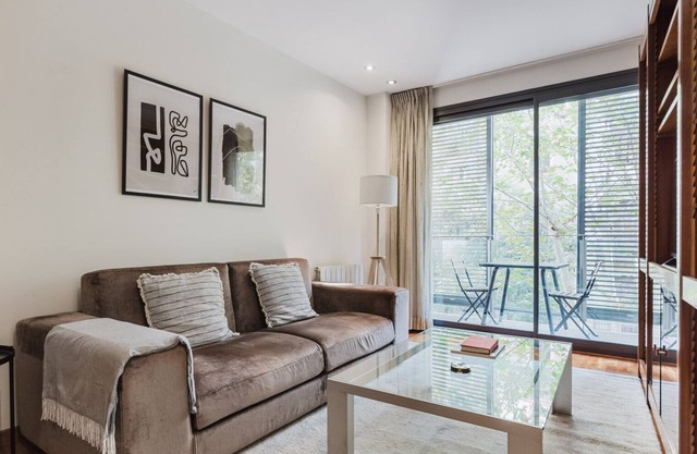 Hip La Dreta de l'Eixample 2BR w/Balcony, A/C, Washer, by Blueground