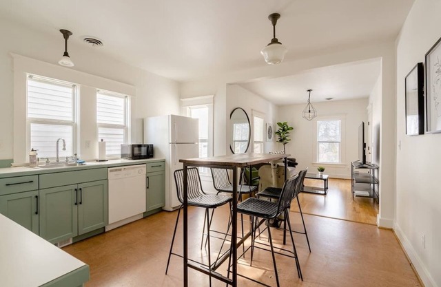 Hipster Vibe Apartment - Food Carts & Live Music
