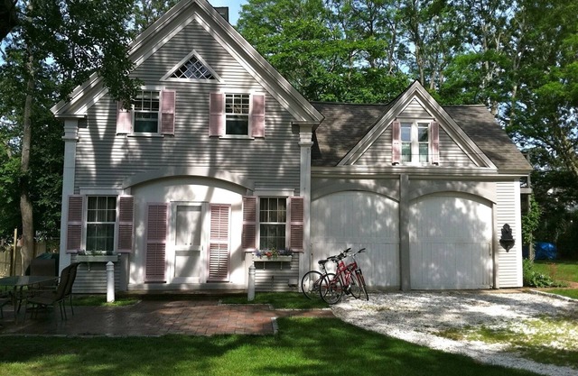 Historic 1830 Greek Revival Carriage House/Artist Retreat