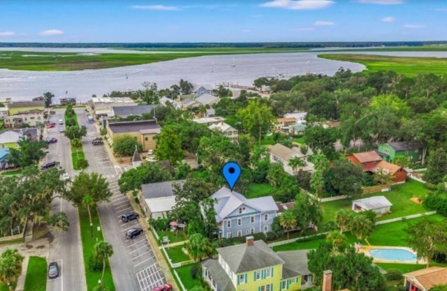 Historic 1870's home located in St Mary's, GA. Pet-Friendly!