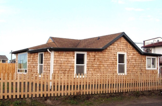 Historic 1920s Cabin Downtown: across street from Ocean one block from main