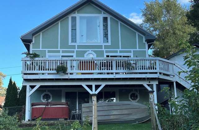 Historic 3-bedroom house on the Fox River in Downtown Algonquin