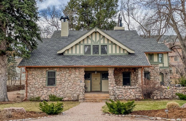 Historic 5-Bedroom Estate, steps from Broadmoor Hotel