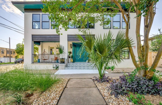 Historic B&B in Austin: Walkable to SXSW! 7 Private Suites, Sleep 25!