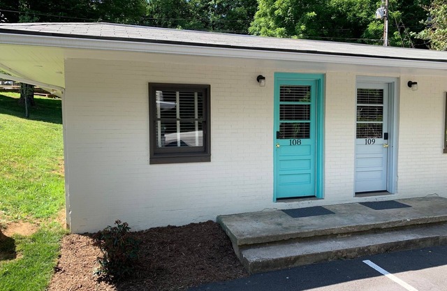 Historic Blue Ridge Tourist Court - One Bathroom Suite