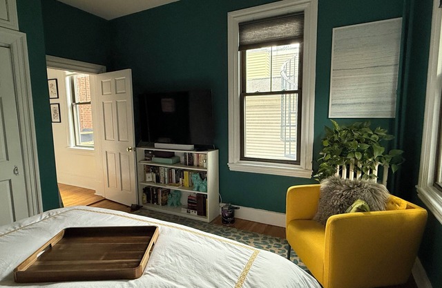 Historic Boston apartment with private garden/patio