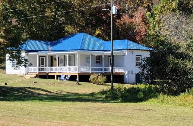 Historic Bungalow 30 minutes from Wintergreen