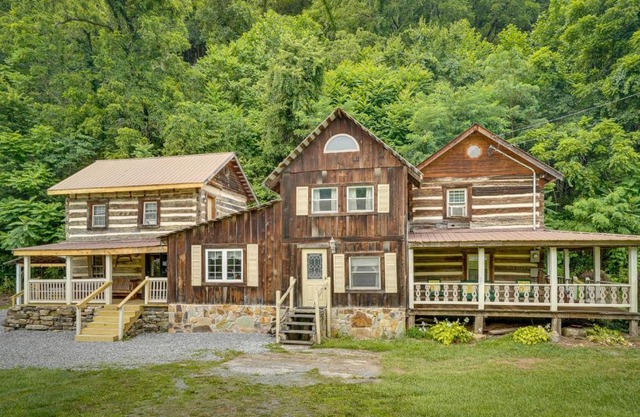 Historic Cabin Retreat about 2 Mi to Seneca Rocks!
