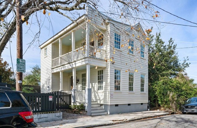 Historic Charleston Single w/Private Outdoor Space