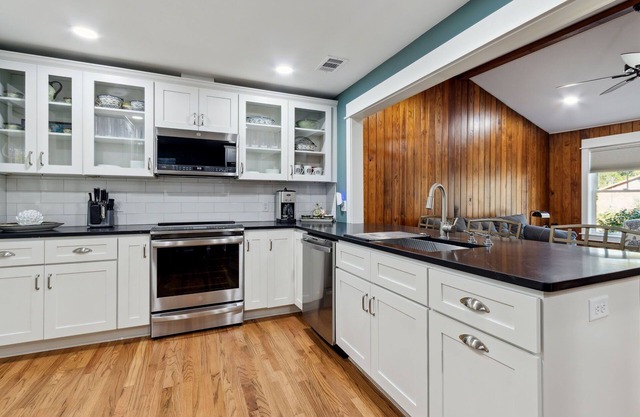 Historic Downtown: Dining, Shops, Ferry Steps Away