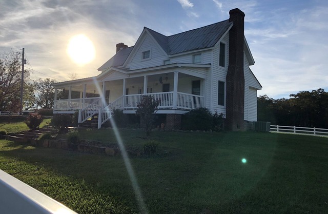 Historic Farmhouse/privacy/breathtaking views -Facebook @Valley View Escape, LLC