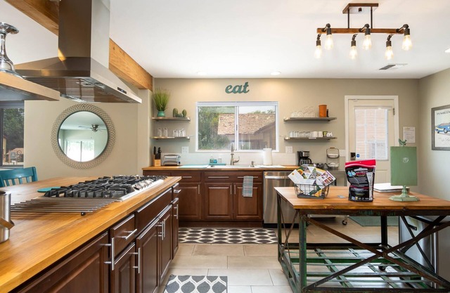 Historic home WALK to Quaint Old Town Cottonwood! Close to SEDONA and Jerome!