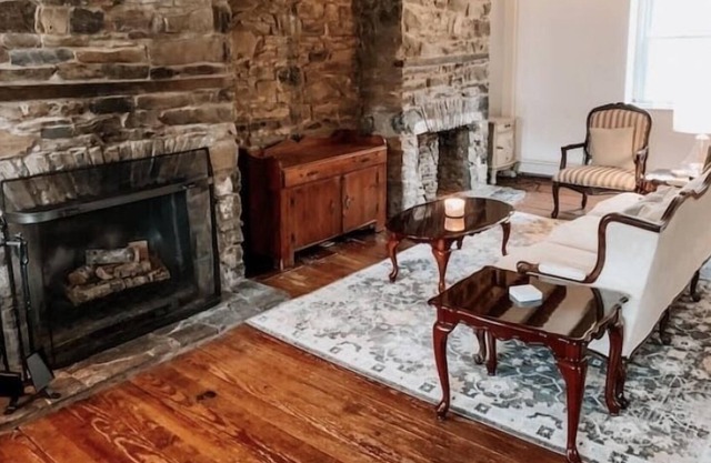 Historic HoneyBee Grove-EVENT/PET/FAMILY FRIENDLY