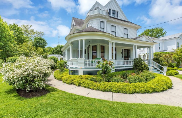 Historic Luxurious Captains Home- Greenport Village, wineries,golf, beach