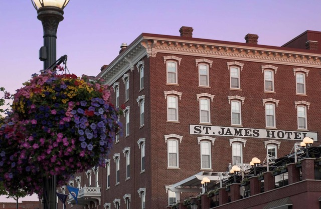 Historic, Luxury Red Wing Hotel -Deluxe Double Room w/2 Full Beds-Bathrobes-Wifi