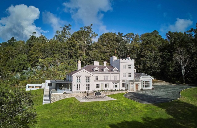 Historic Manor that sleeps 20 with Sauna, Hot tub, Spa facilities, Games room, library, cinema room