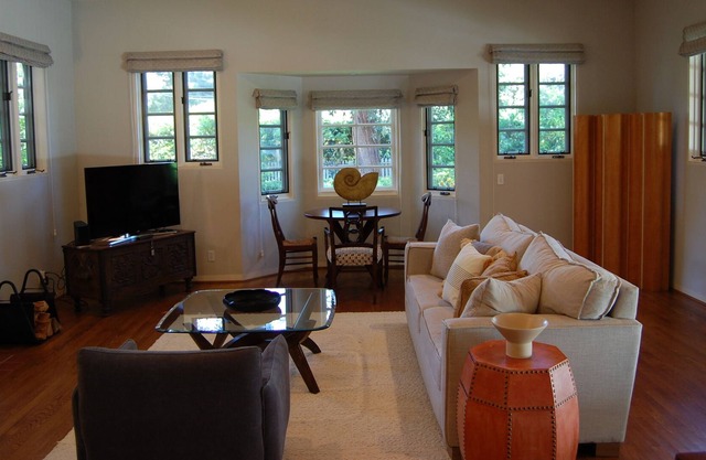 Historic Montecito Hedgerow cottage 5 minute walk to Miramar Beach.