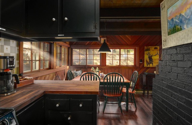 Historic mountain cabin|King bed|Fireplace