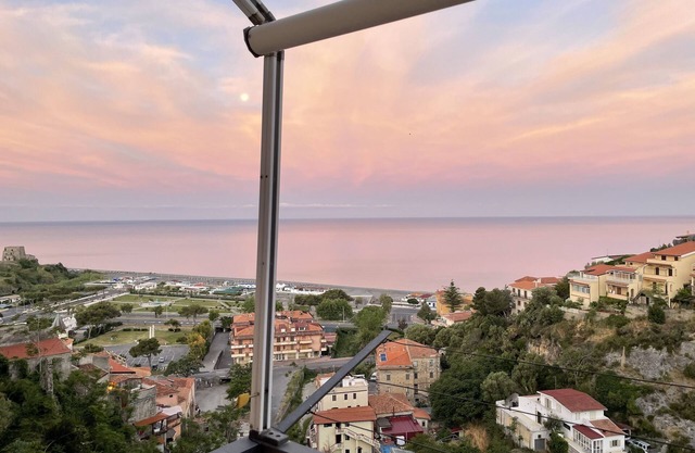 Historic Old Town Home -Sea View in Each Rm - Walk to Beach - Balcony & Terrace