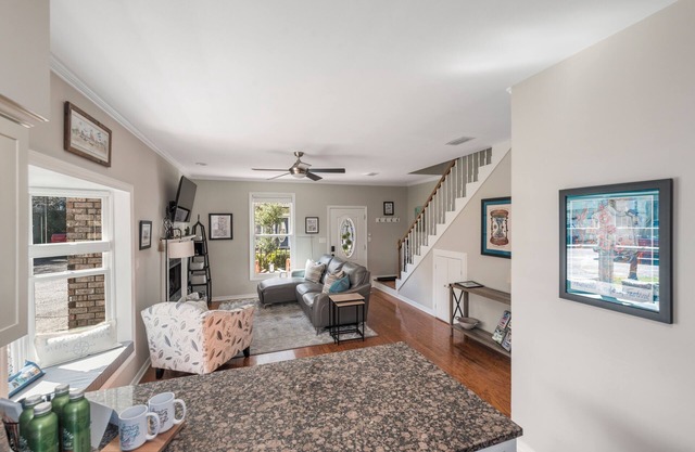 Historic Pensacola 2BR townhouse open now for Fall festivals. Walk everywhere!