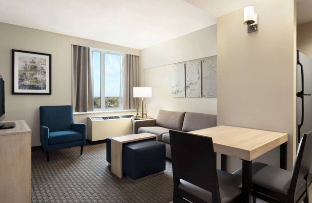 Historic Philly: Stylish Suites with Full Kitchens, Pool Access & Free Parking!