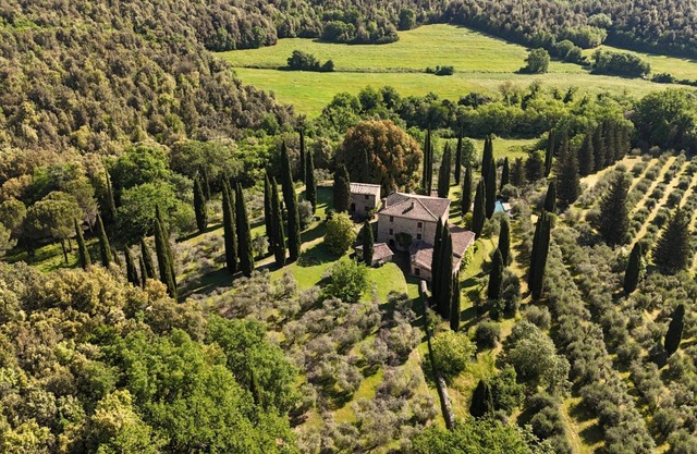 Historic Podere for 10 with Pool and Tennis Court close to Siena
