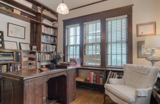 Historic Robeson House, Downtown & Next to Campus