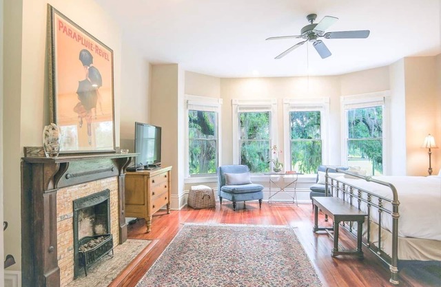 Historic Row Home Across from Forsyth Park w/King by Lucky Savannah