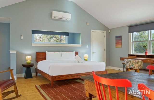 Historic Tarrytown Studio Apt w/King Bed, Kitchenette, Full Bath & Open Space