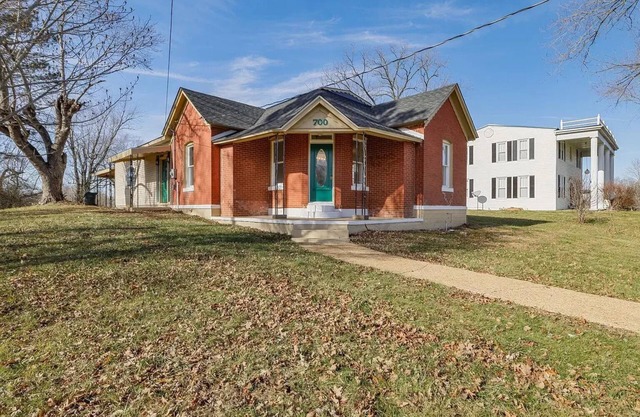 Historic Victorian close to amazing hiking - pet friendly!