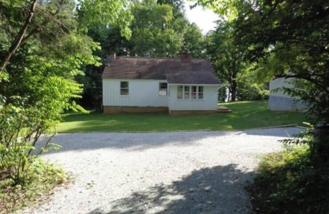 Historic year-round cabin along lakeshore w/dock