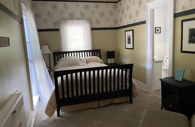 Historical Monroe Manor - Beechwood Room