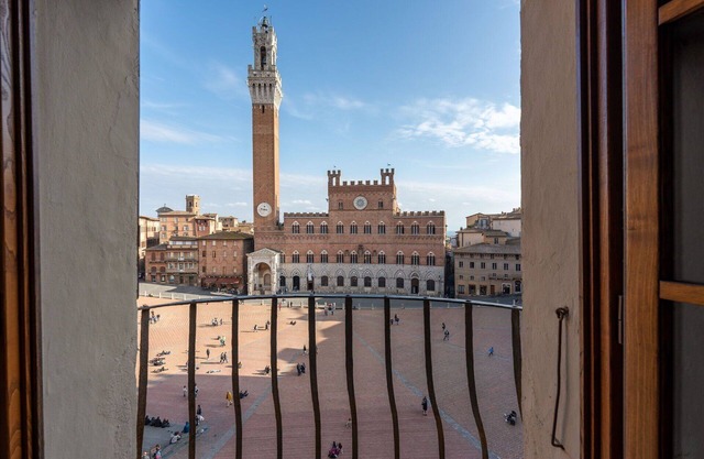 Historical Studio with 2 balconies on Piazza del Campo and lift in Siena