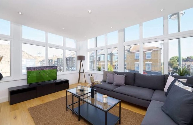 Hive - Stylish, Bright & Spacious 2BR w/ Mod-Cons