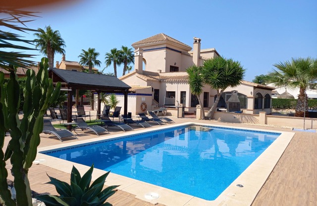 HL 015 Holiday rentals 4 Bedrooms 4 Bathroom villa with private pool