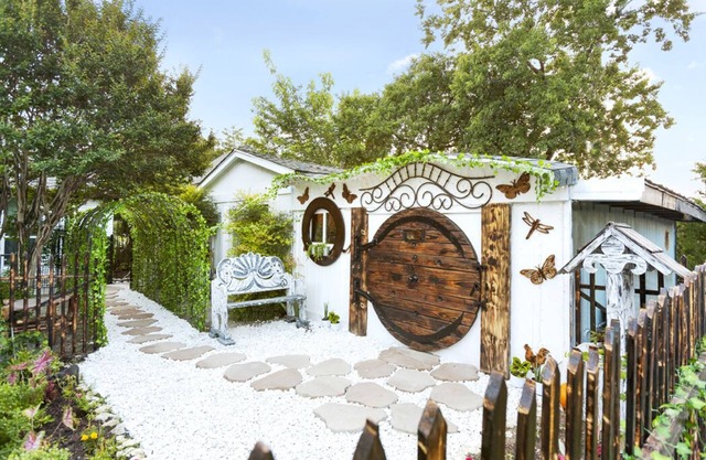 Hobbit House - Couples Hideaway