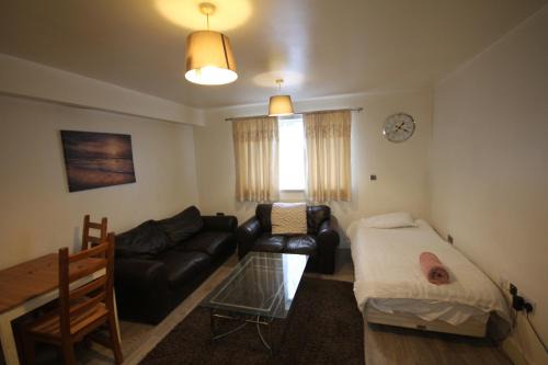 Holden Court Apartment - Apt 1