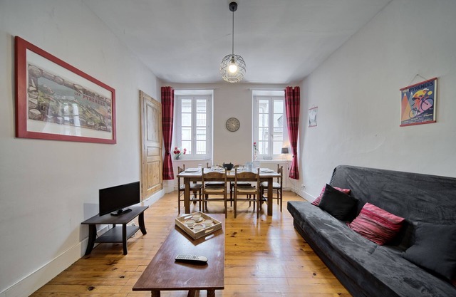 Holiday Apartment "À Luchon" near the Slopes with Balcony and Wi-Fi