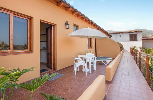 Holiday Apartment "Casa Quemahierro 2" with Teide View, Pool and Garden