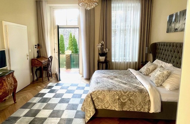 Holiday Apartment "Schickes Baden Bei Wien" with Shared Garden & Wi-Fi