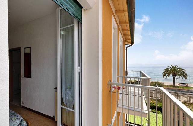 Holiday Apartment "Numero 10" with Sea View, Balcony & Wi-Fi