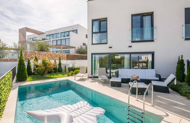 Holiday apartment mit privatem Pool und Meerblick