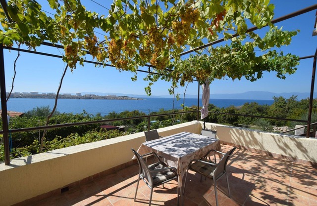 Holiday apartment Omisalj for 1 - 8 persons with 3 bedrooms - Holiday apartment