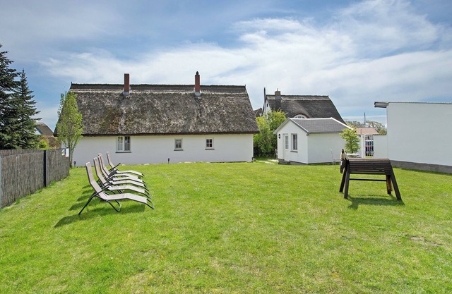 Holiday Apartment 'Reetferienhaus Lütt' with Shared Terrace & Wi-Fi