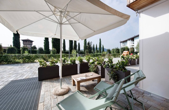 Holiday Apartment "Residence Perlago Ortensia" with Lake View, Shared Terrace & Wi-Fi