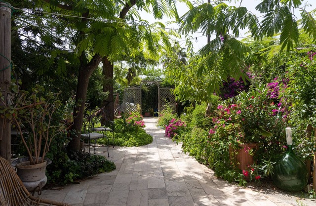 Holiday Apartment "Secret Garden" with Shared Garden & Wi-Fi