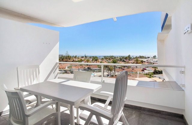 Holiday Apartment "Tamaran Bureba 511" with Sea View, Shared Heated Pool & Wi-Fi