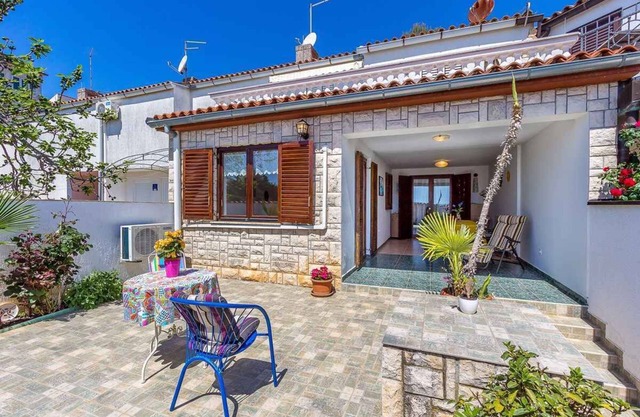 Holiday apartment with terrace and sea view