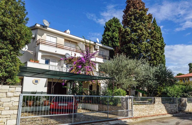Holiday apartment with air conditioning and near the sea