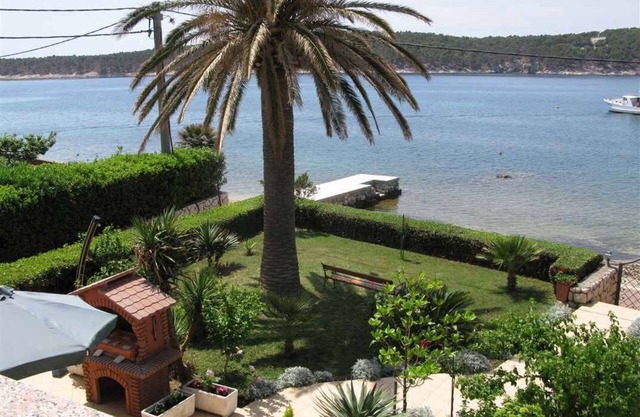 Holiday apartment with terrace and sea view